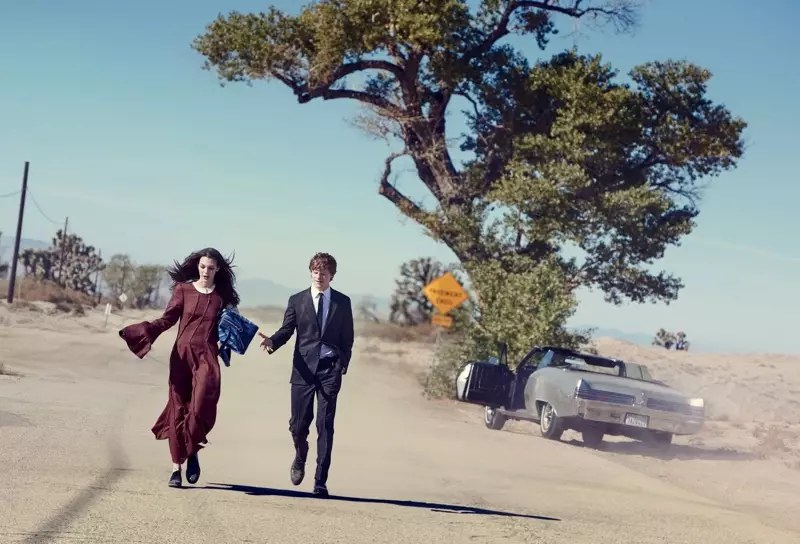 En la carretera del desierto, Vittoria Ceretti posa con un vestido y un bolso de lino de Loewe. Zapatos de Tod's.