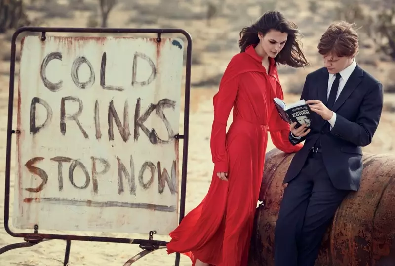 Destacándose en rojo, Vittoria Ceretti luce un vestido de punto de Celine