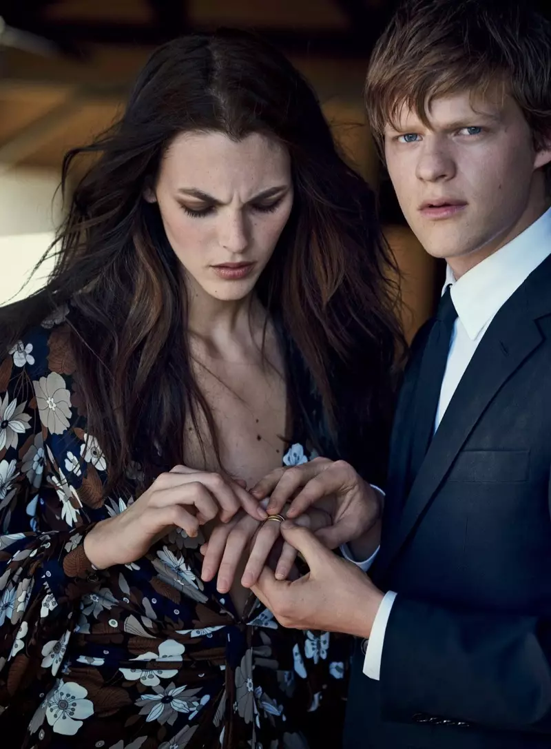 Luciendo seria, Vittoria Ceretti posa con un vestido de Michael Kors Collection con anillo Cartier