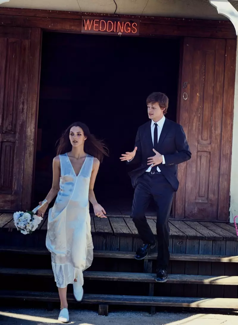 Vittoria Ceretti indossa un look da sposa non convenzionale con abito Victoria Beckham e scarpe Hermes