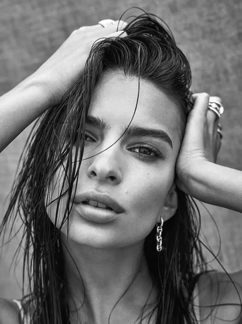 Emily Ratajkowski má na sebe trblietavé náušnice