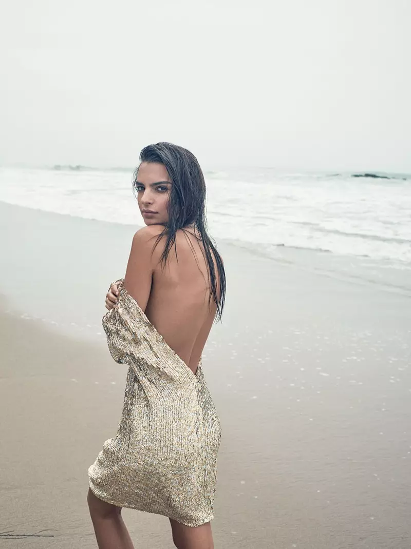 Emily Ratajkowski ሞዴሎች በሴኪዊን ያጌጡ Just Cavalli ቀሚስ