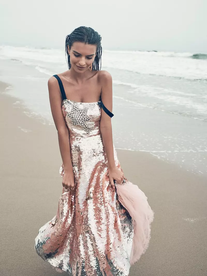 Emily Ratajkowski poses hauv Valentino tiab nrog sequins