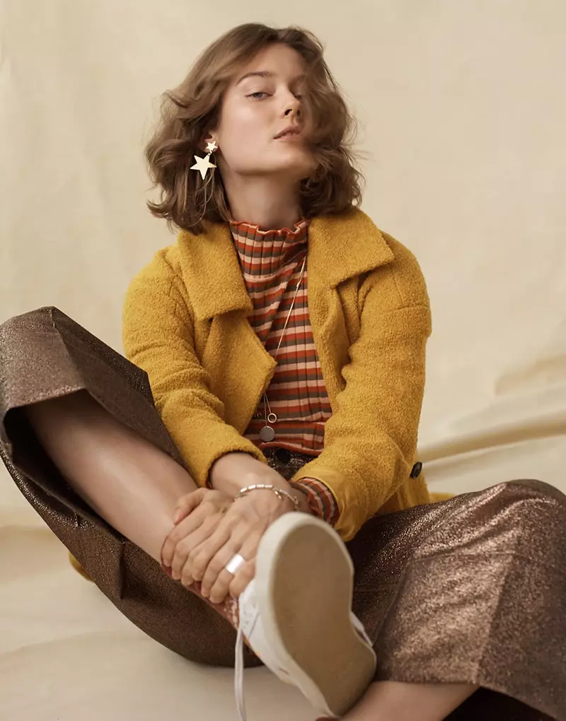 Madewell Bouclé -kaksirivinen takki, raidallinen resoripaita, Langford Wide-leg Crop -housut metalliväriä, Madewell x Veja Esplar Low lenkkarit kirjailtuja tähtiä ja Star Statement -korvakorut