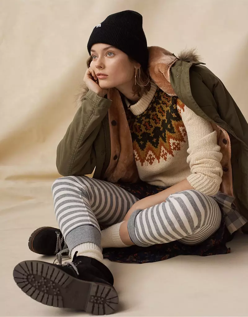 Madewell Bedford parka bihurgarria, Fair Isle-ko jertsea, midi-gona faltsudun mahats-mahatsondoan, marradun pijama-leggings eta eskumuturreko puntuzko txano erosoa