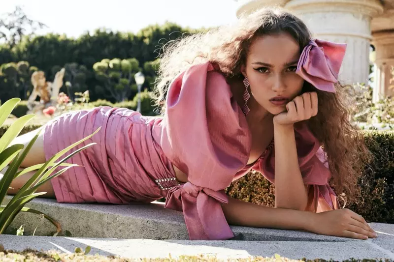 Katon ayu ing pink, Michelle Gutknecht ngarep kanggo kampanye Love & Lemons Holiday 2019