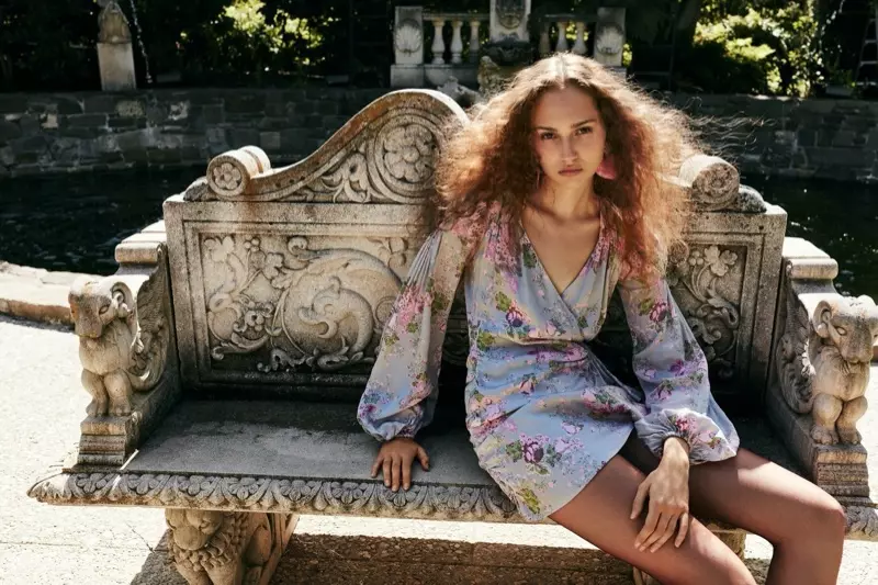 Michelle Gutknecht poseert in For Love & Lemons Jardin mini-jurk