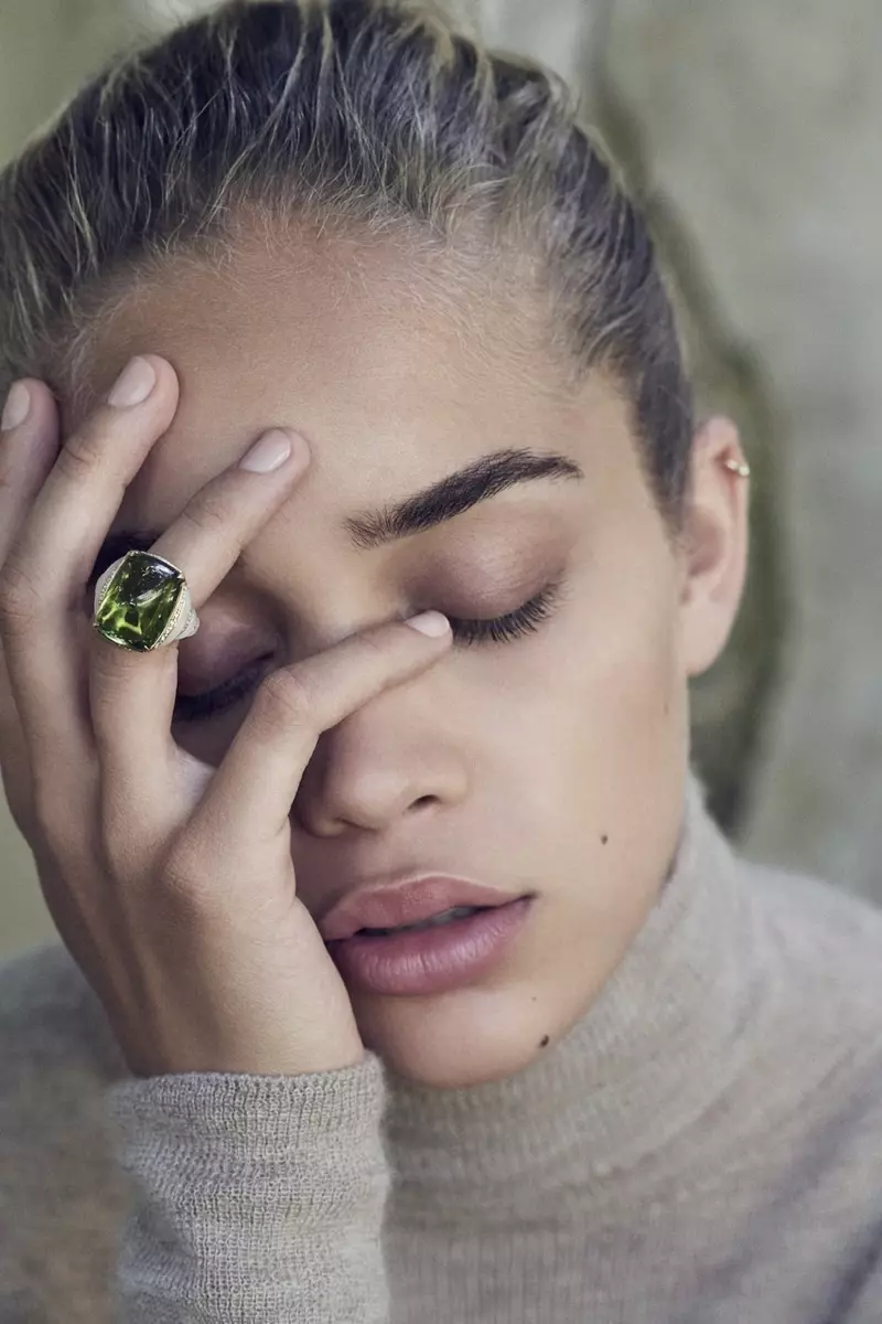 Jasmine Sanders Modelkan Fashion Minimal di L'Officiel Switzerland