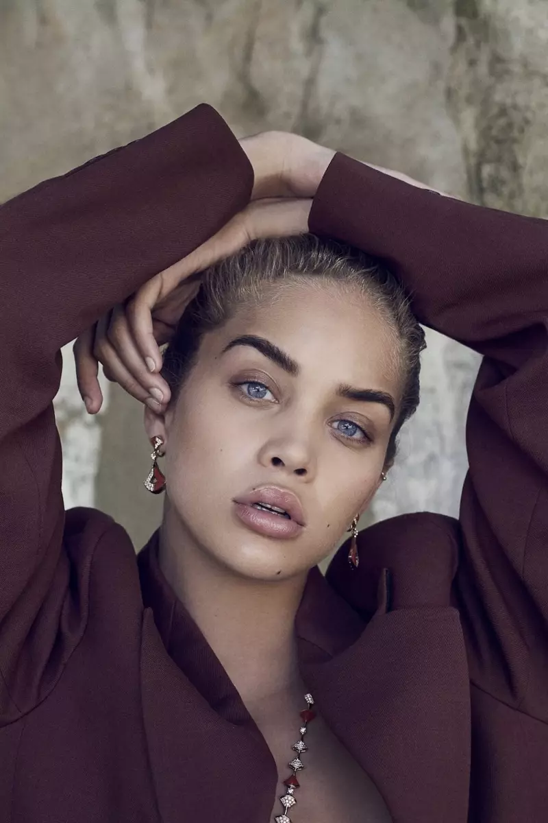 Jasmine Sanders modelează modă minimă în L'Officiel Elveția