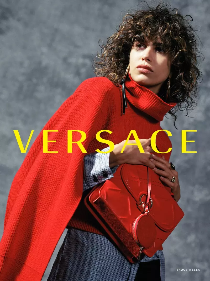 Мика Арганараз Versace-тің 2017 жылғы күзгі-қысқы науқанында қызыл көрініспен ерекшеленеді