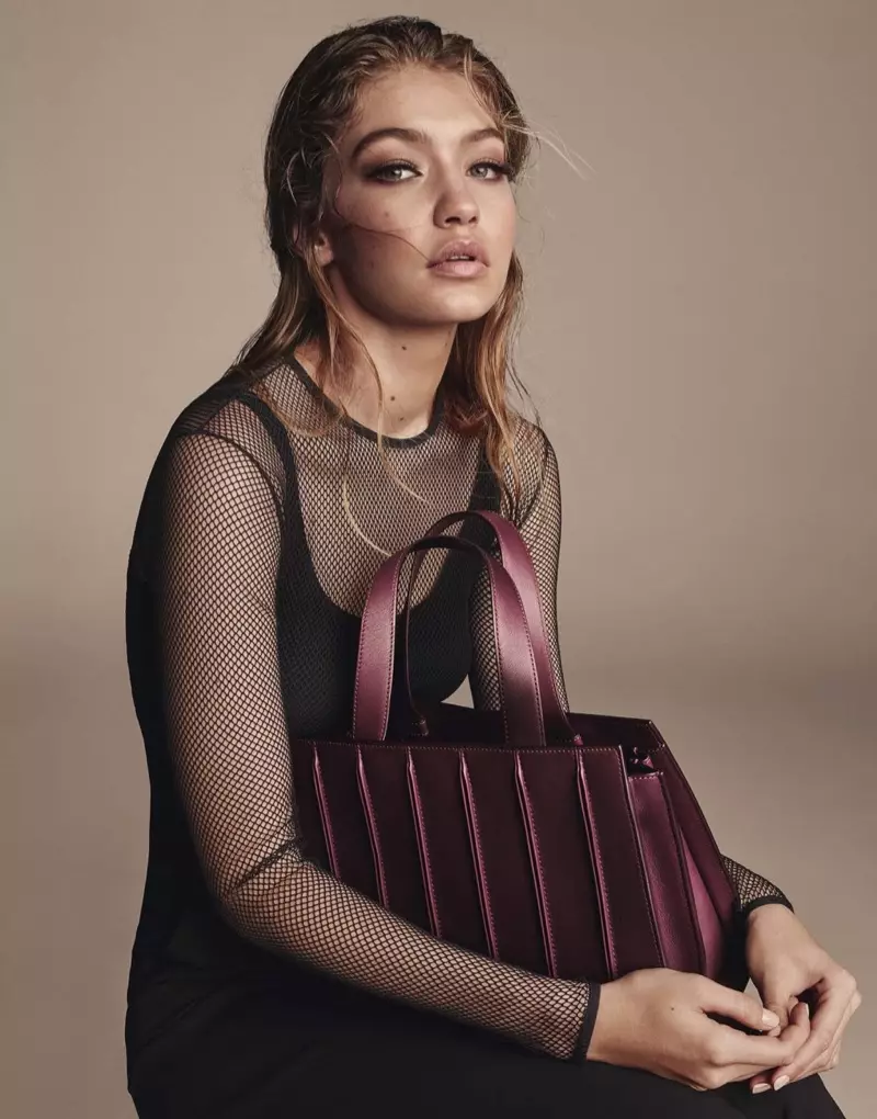 Gigi Hadid a Max Mara Whitney táskával pózol