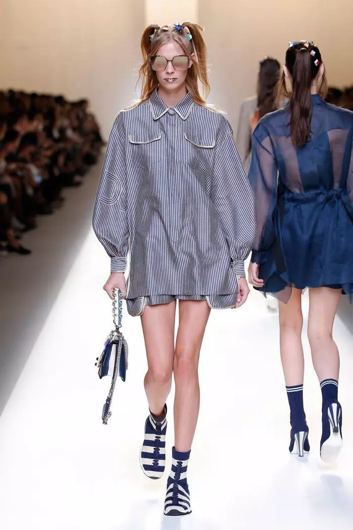 Fendi Spring 2017: Lexi Boling desfila na passarela em top de pijama listrado com bolsos