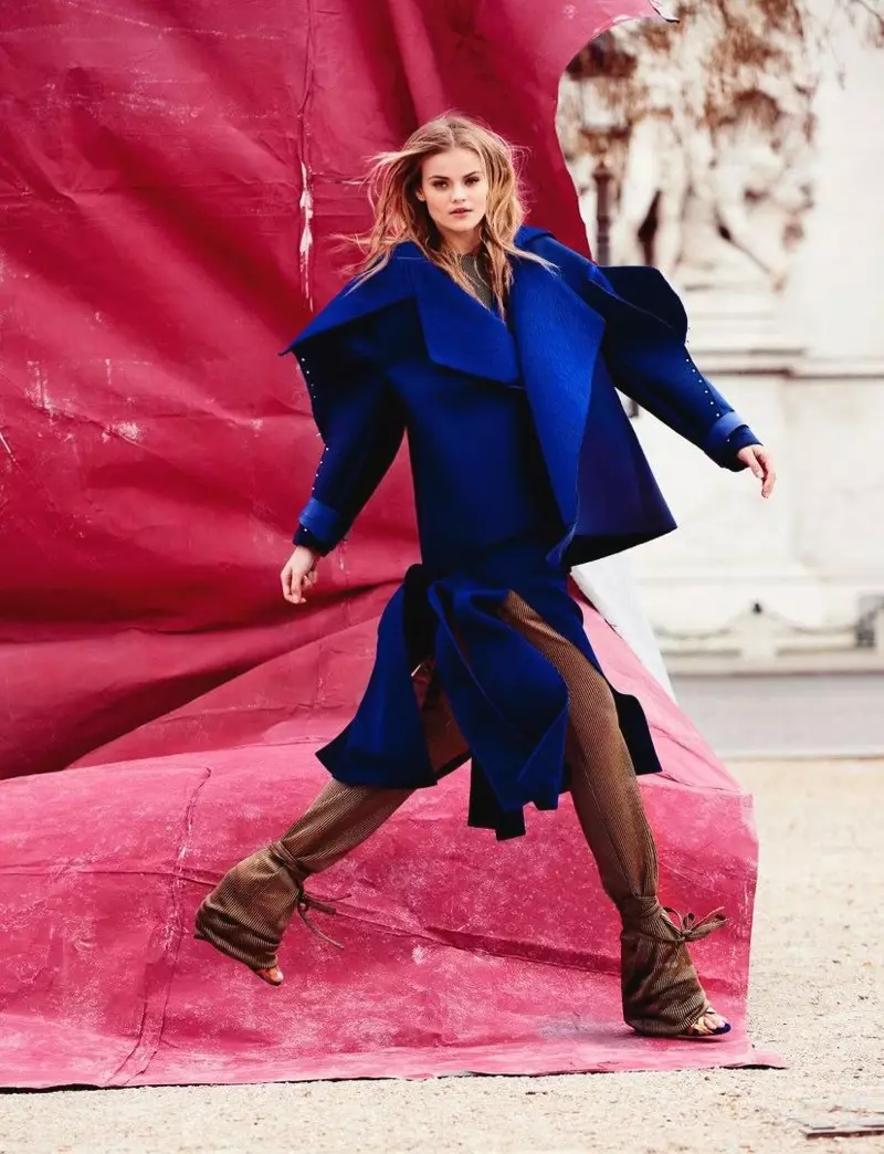 Kate Qriqoryeva şəffaf şalvarın üzərində bokslu mavi palto modelləşdirir