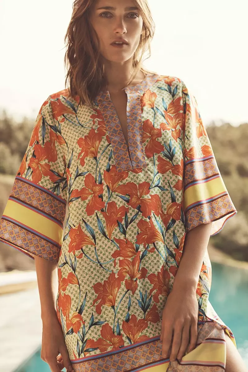 Karmen Pedaru models túnica estampada de Zara Home Beachwear