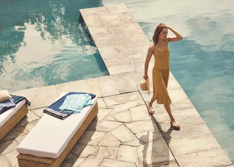 Karmen Pedaru, posant al costat de la piscina, llueix un vestit groc de Zara Home