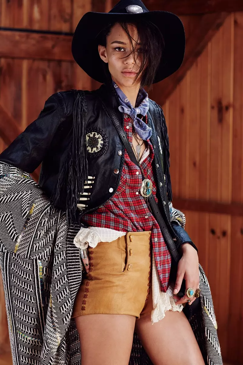 Binx Walton снимен од Девин Галиндо за Urban Outfitters Western Collection