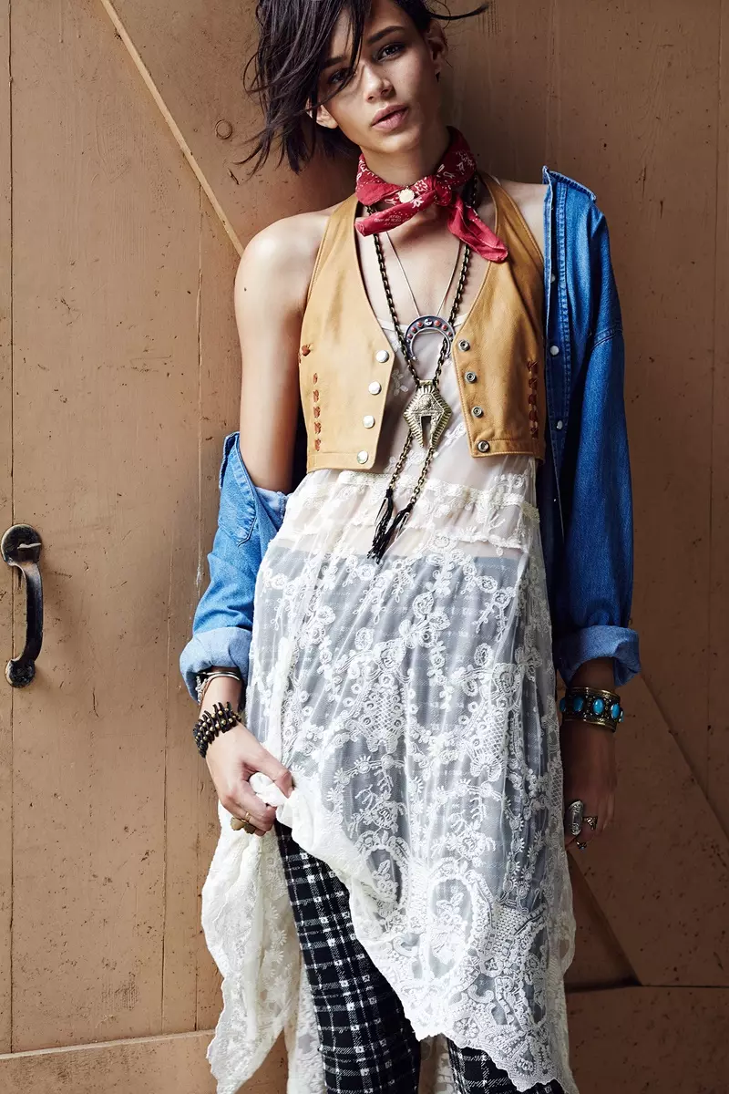 Binx Walton wowomberedwa ndi Devyn Galindo wa Urban Outfitters Western Collection