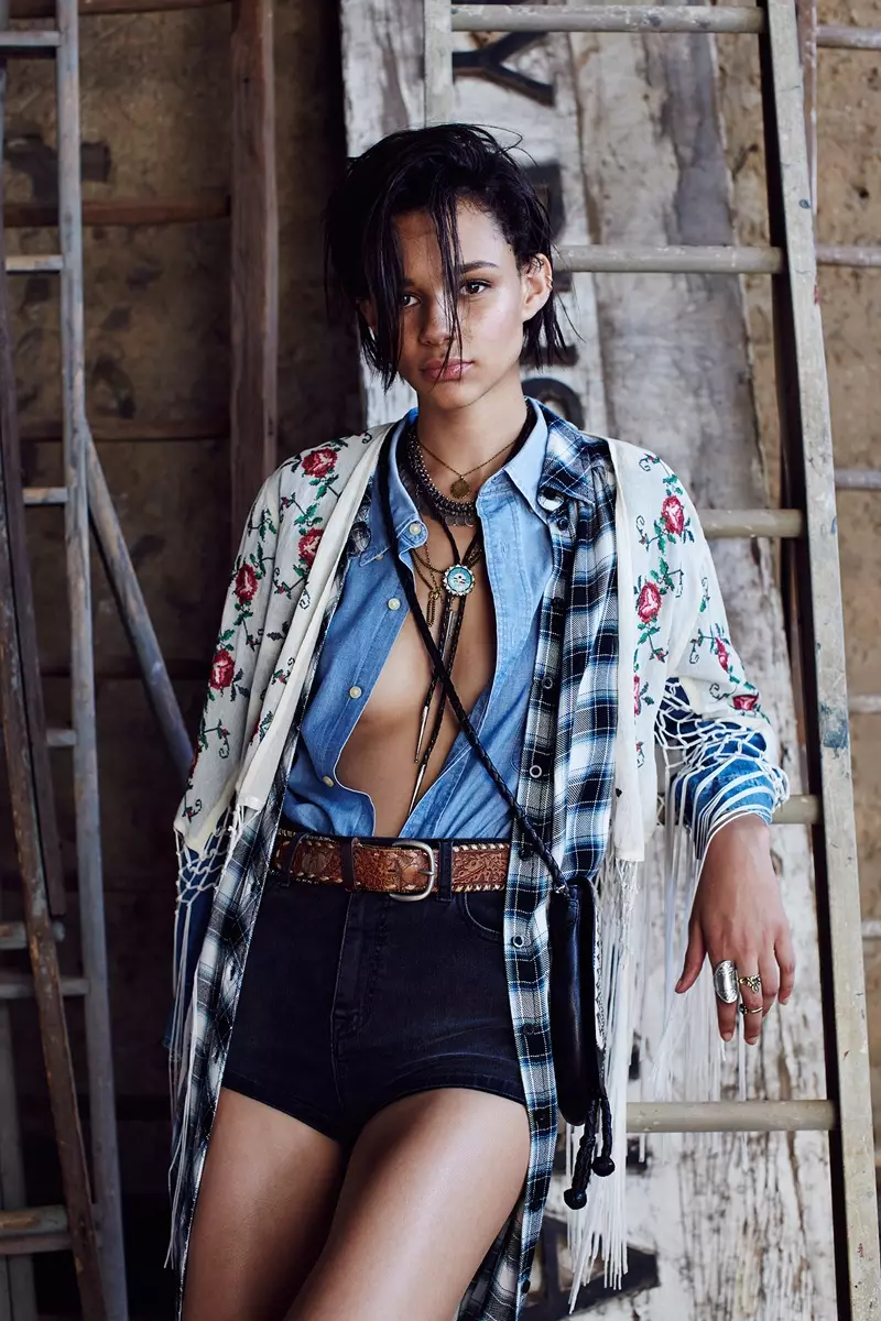 Binx Walton снимен од Девин Галиндо за Urban Outfitters Western Collection