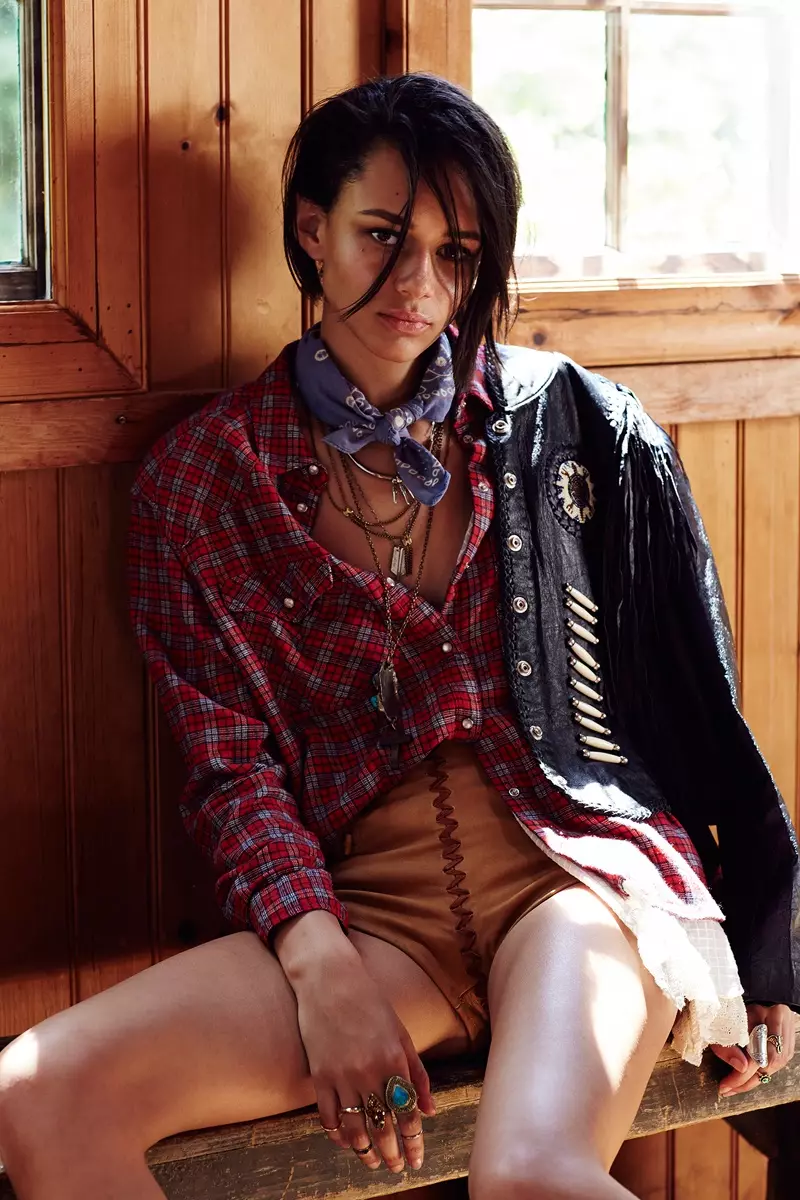 Binx Walton skudt af Devyn Galindo for Urban Outfitters Western Collection