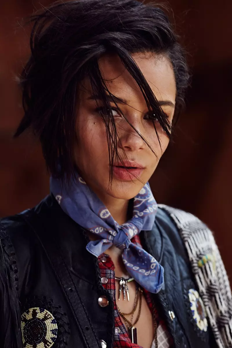 Binx Walton снимен од Девин Галиндо за Urban Outfitters Western Collection