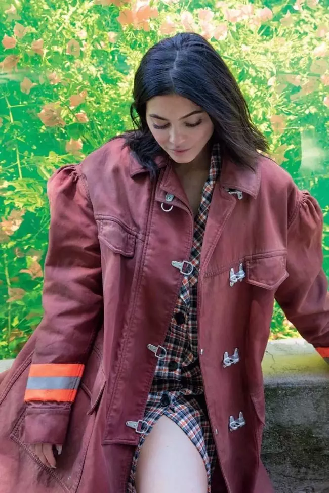 Bergambar dalam Calvin Klein, Kylie Jenner memakai jaket dan kemeja kotak-kotak