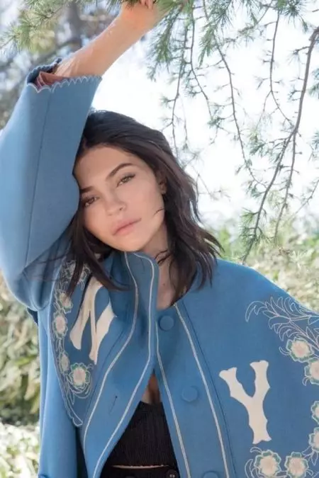 Kylie Jenner Stars hauv Vogue Australia, Tham Ua Niam