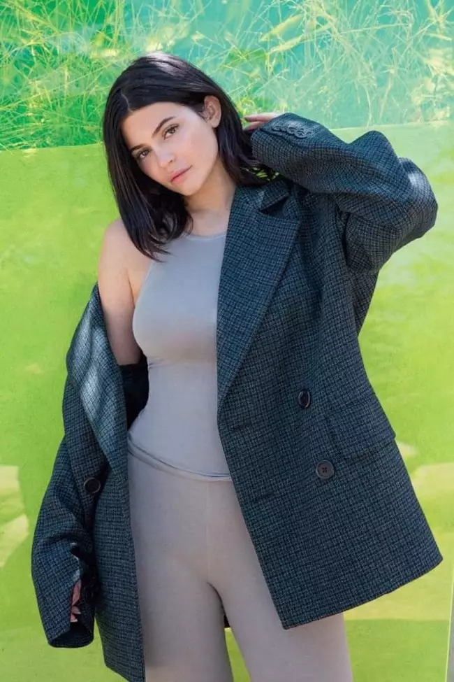 Η Kylie Jenner φοράει minimal outfit