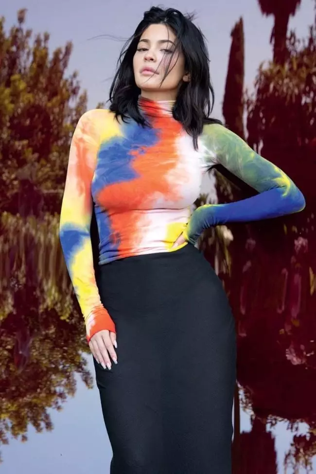 Poze nan yon gade tie-dye, Kylie Jenner mete kò konsyan ansanbl