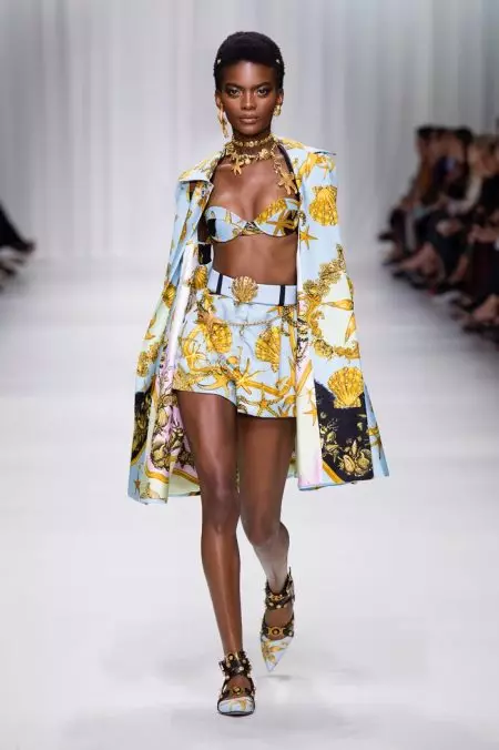 Versace 2018 yil bahori uchun 90-yillar arxiviga qaraydi