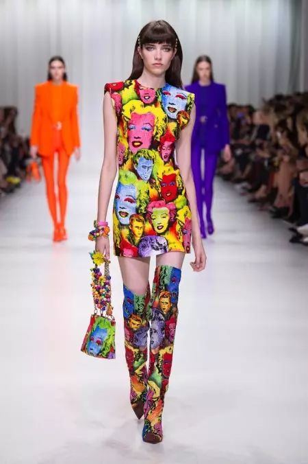 Versace 2018 yil bahori uchun 90-yillar arxiviga qaraydi