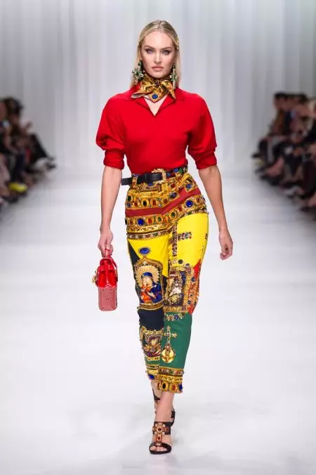 Versace वसन्त 2018 को लागि 90's अभिलेखहरूमा देखिन्छ