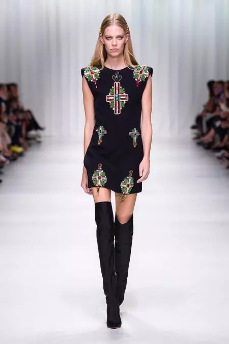 Versace 2018 yil bahori uchun 90-yillar arxiviga qaraydi