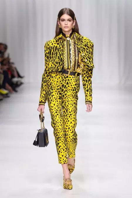 Versace वसन्त 2018 को लागि 90's अभिलेखहरूमा देखिन्छ