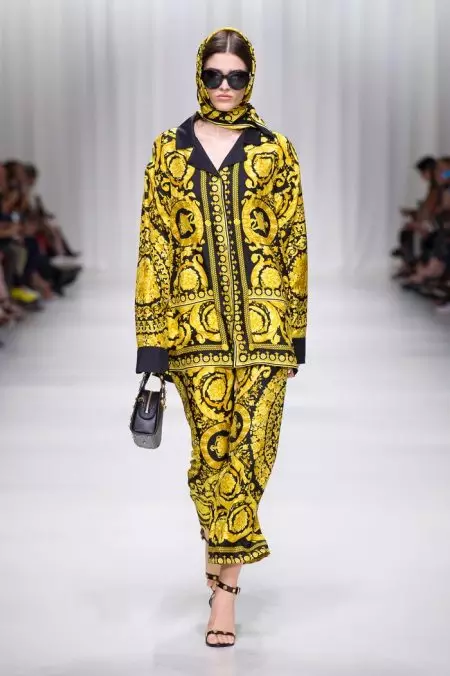 Versace वसन्त 2018 को लागि 90's अभिलेखहरूमा देखिन्छ