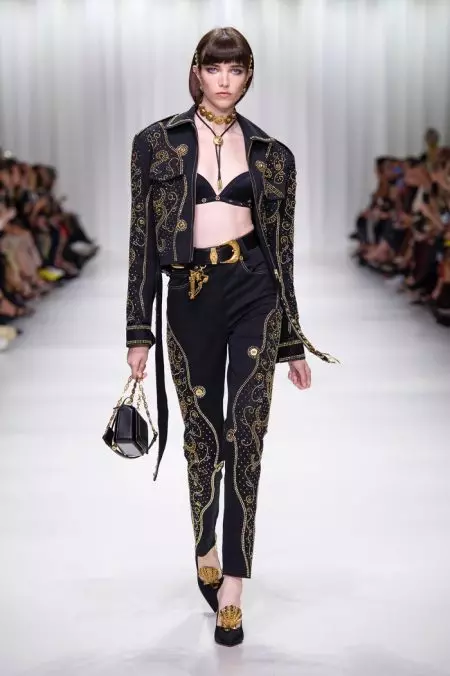 Versace वसन्त 2018 को लागि 90's अभिलेखहरूमा देखिन्छ