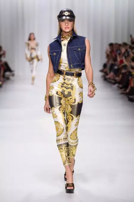 Versace वसन्त 2018 को लागि 90's अभिलेखहरूमा देखिन्छ