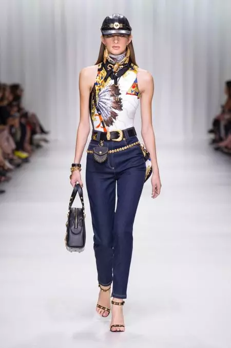 Versace वसन्त 2018 को लागि 90's अभिलेखहरूमा देखिन्छ