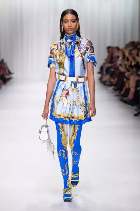 Versace वसन्त 2018 को लागि 90's अभिलेखहरूमा देखिन्छ