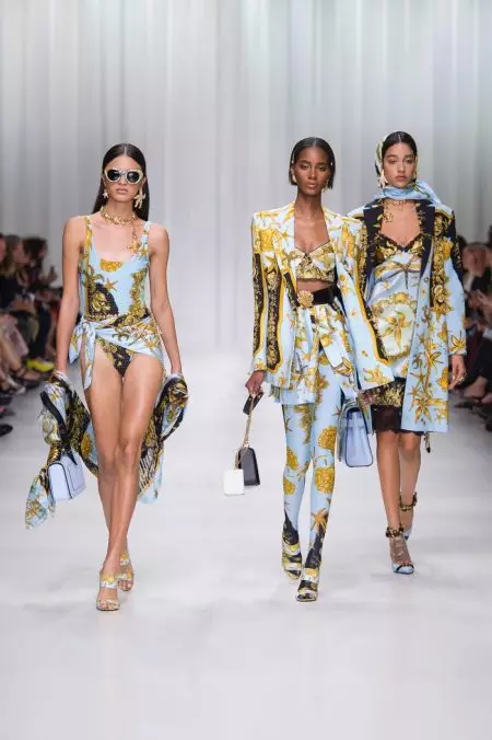 Versace वसन्त 2018 को लागि 90's अभिलेखहरूमा देखिन्छ