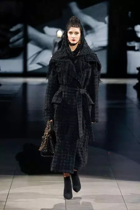 Dolce & Gabbana Fall 2020 لاءِ ليئرنگ تي ڌيان ڏئي ٿو