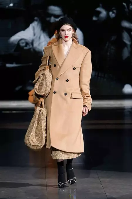 Dolce & Gabbana Fall 2020 لاءِ ليئرنگ تي ڌيان ڏئي ٿو