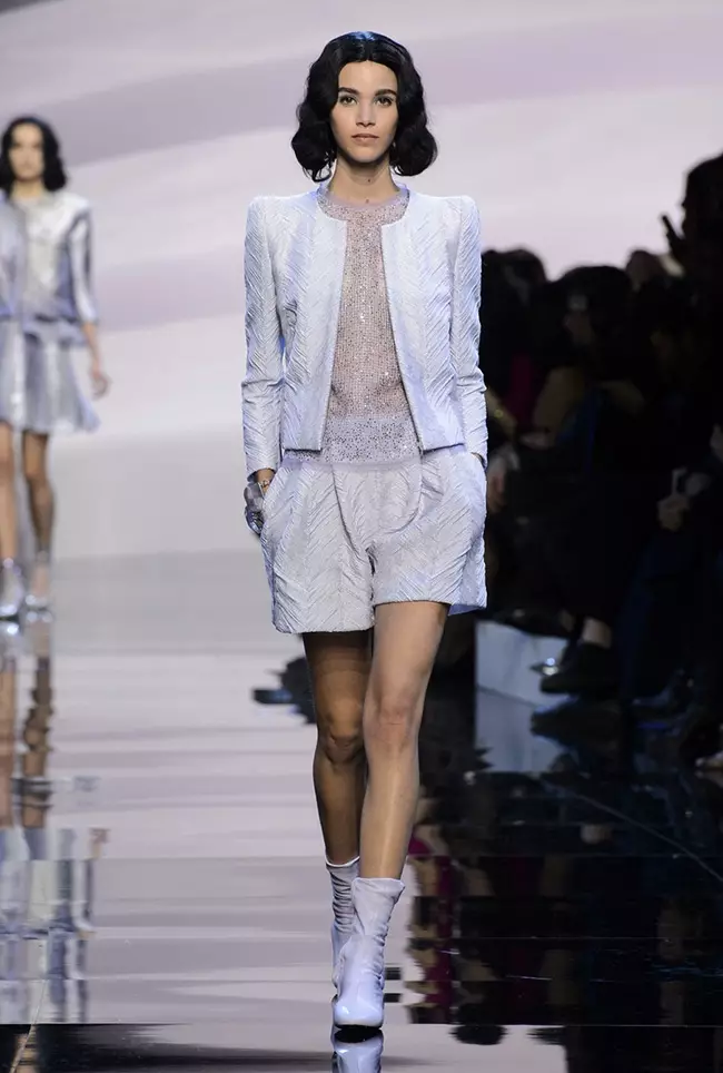 O se fa'ata'ita'iga o lo'o savali i luga o le ala savali i le Armani Prive's spring 2016 haute couture runway fa'aaliga o lo'o ofuina se peleue ma pupuu foliga.