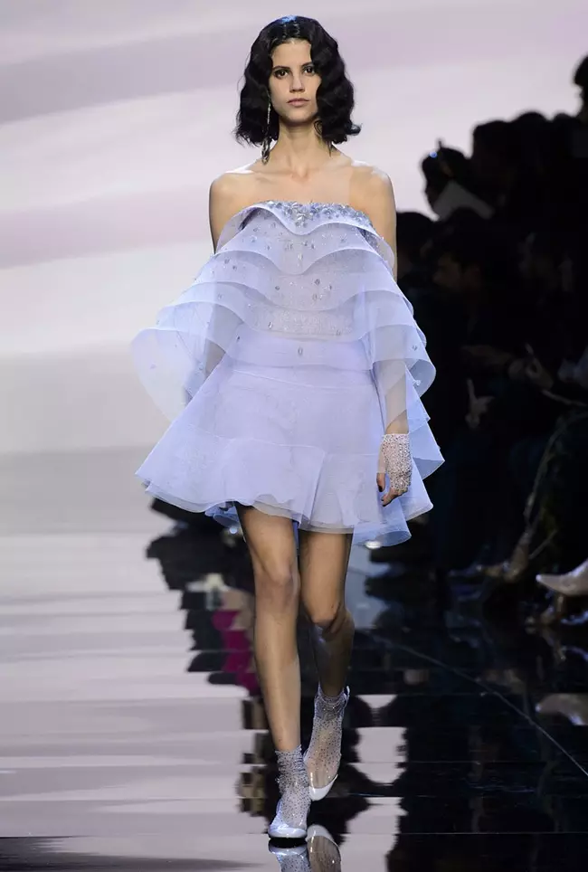 Isang modelo ang naglalakad sa runway sa spring 2016 haute couture runway show ng Armani Prive na nakasuot ng mini dress na may ruffles