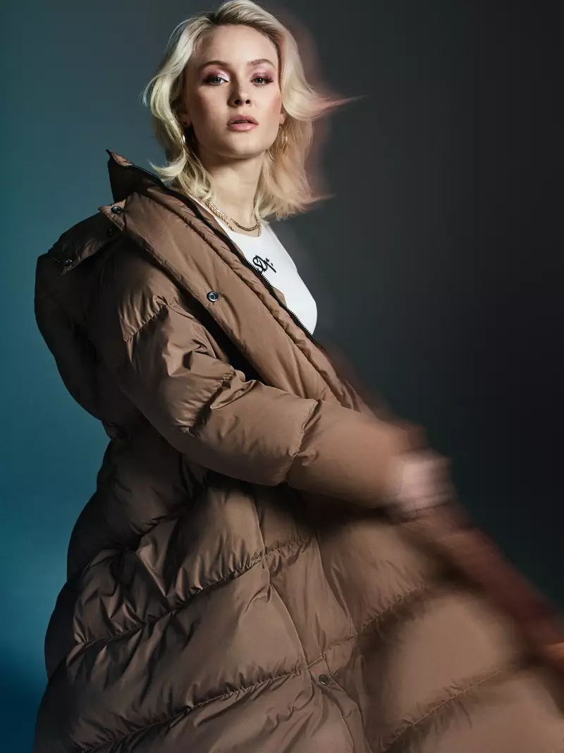 Caitheann an t-amhránaí Zara Larsson seaicéad puffer Superdry.