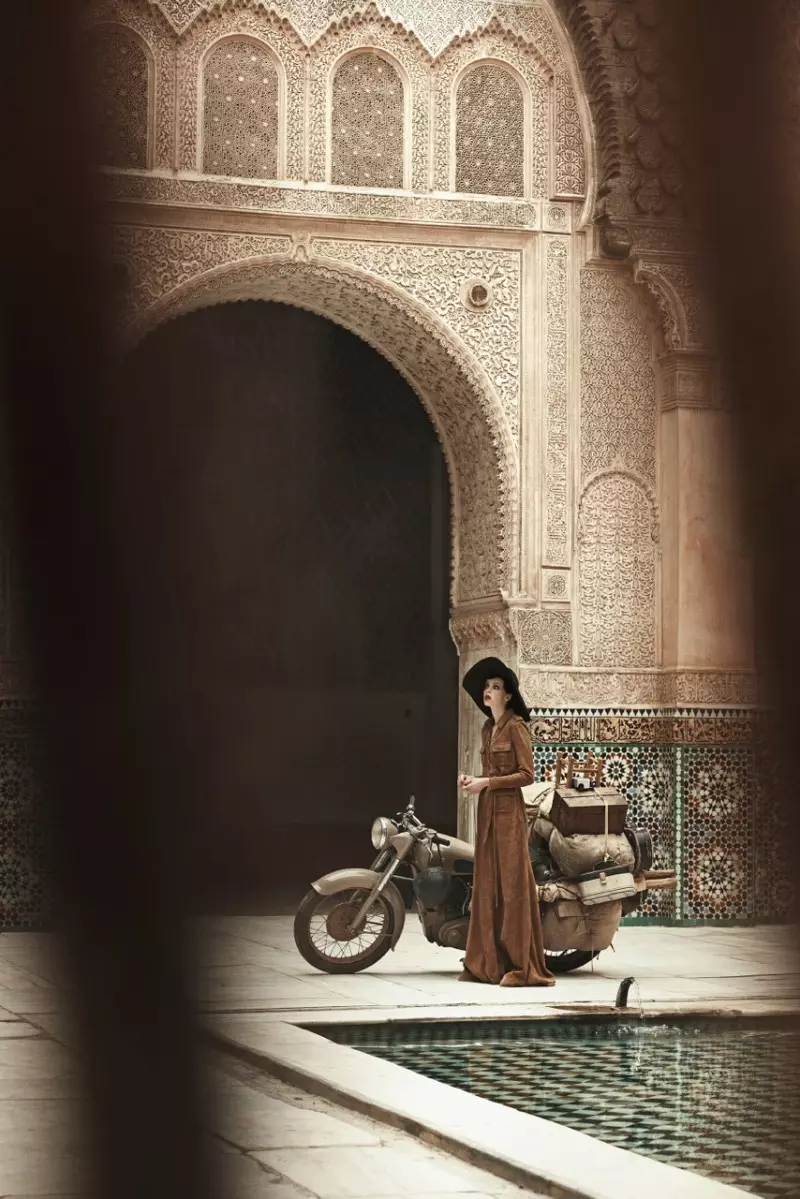 Edie Campbell Berpose di Maghribi untuk Peter Lindbergh dalam Vogue AS Jun 2013