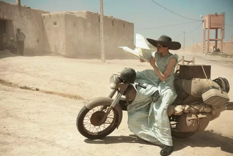 Edie Campbell poséiert a Marokko fir de Peter Lindbergh am Vogue US Juni 2013