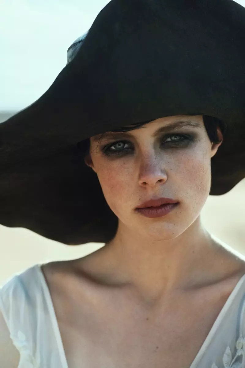 Edie Campbell poseer in Marokko vir Peter Lindbergh in Vogue US Junie 2013