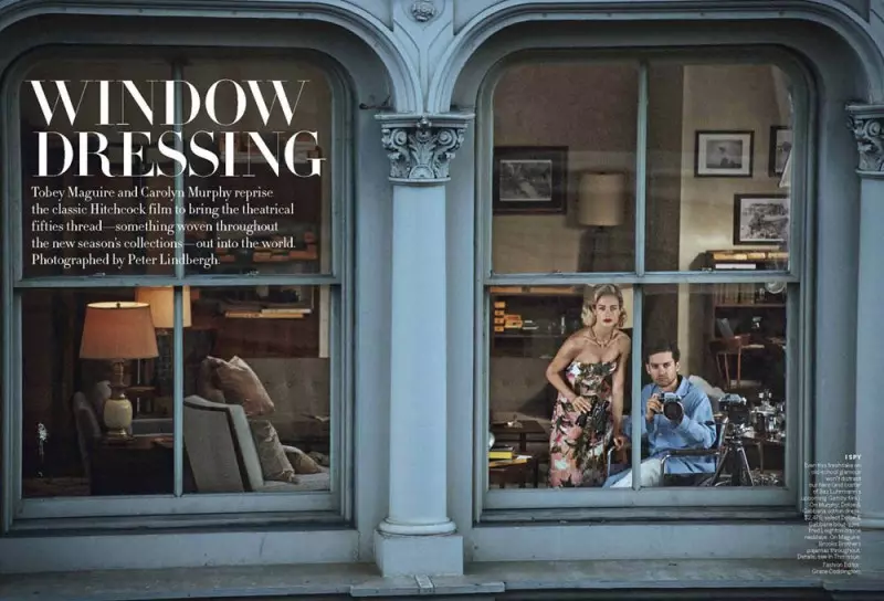 Carolyn Murphy 和 Tobey Maguire 為 Peter Lindbergh 在 Vogue US 2013 年 4 月擺姿勢