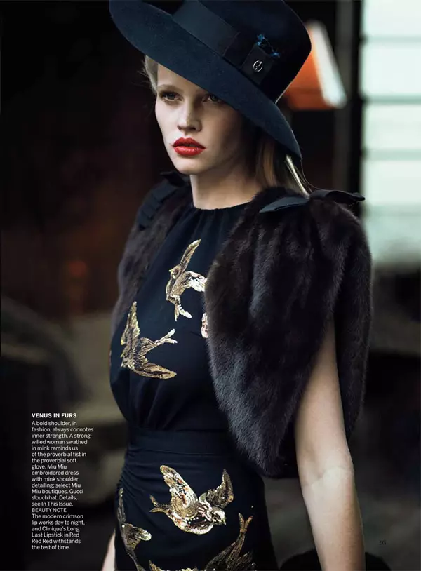 Lara Stone & Frida Gustavsson oleh Peter Lindbergh untuk Vogue US Juli 2011