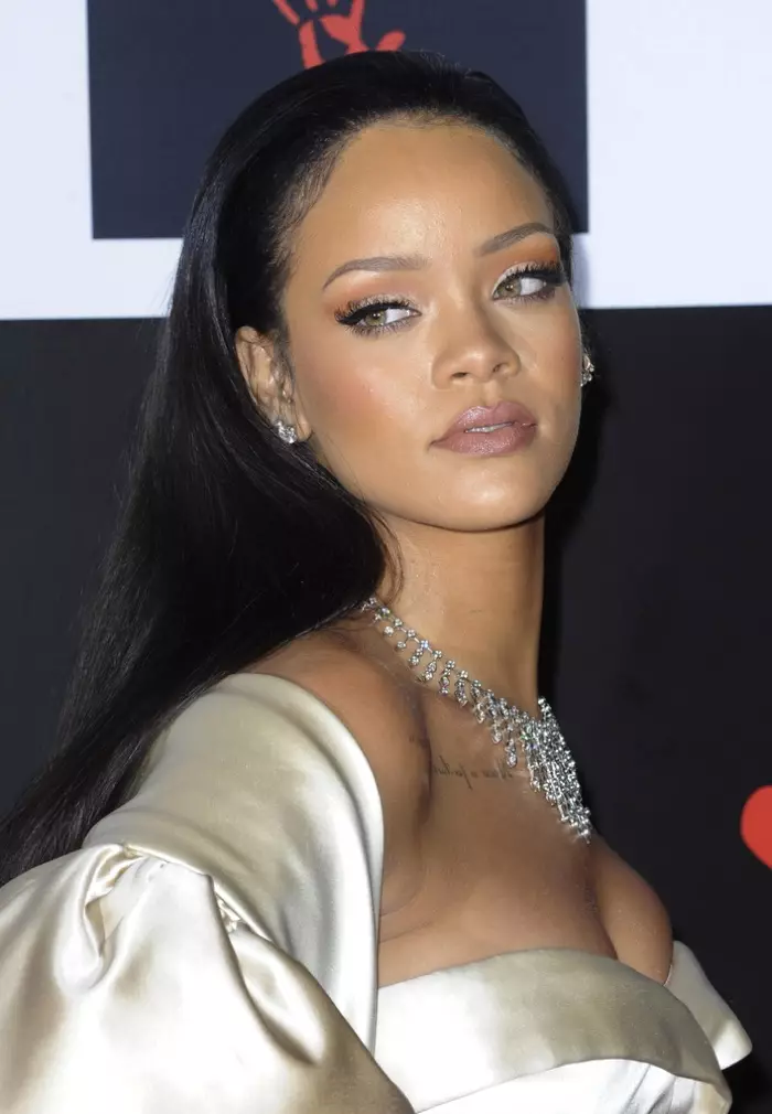 KwiBhola yeDayimane ye-2015, u-Rihanna ukhwankqiswe nge-sleek and straight, hairdo emide emnyama. Ifoto: Tinseltown / Shutterstock.com